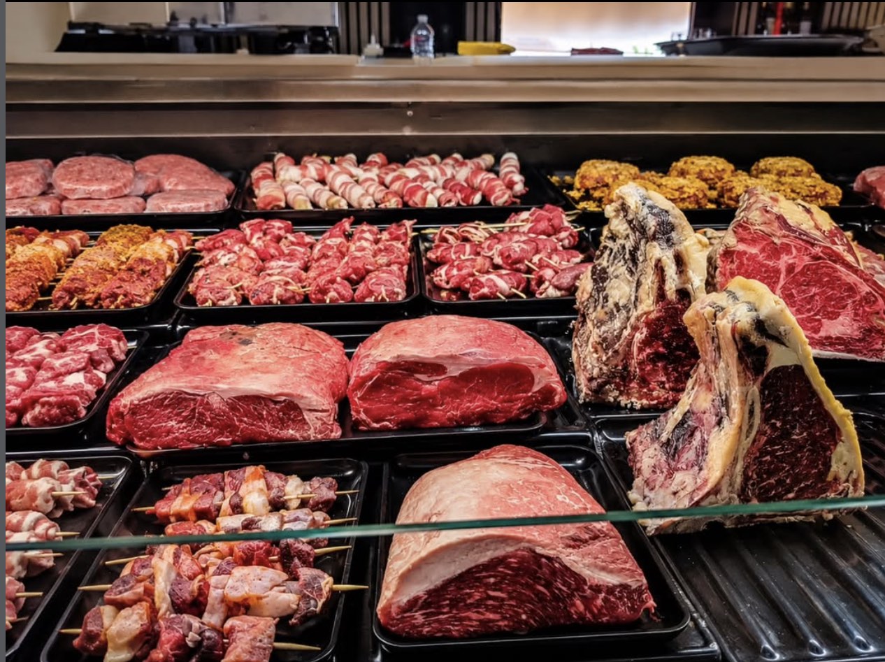 Il banco di I Love Meat con spiedini, involtini, salsiccia e tagli di manzo